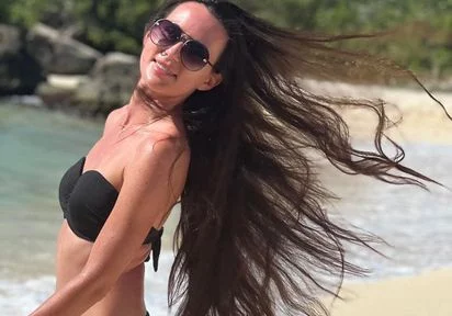 Endlos lange dunkle Haare und ein sexy Bikini-Girl